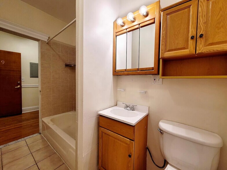 Building Photo - 382 Riverway St
