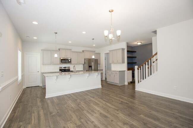 Building Photo - Charming 4 Bedroom Rental Home with Spacio...