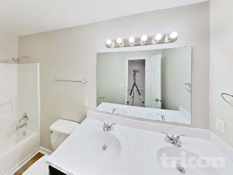 Building Photo - 301 Bedford Park Dr