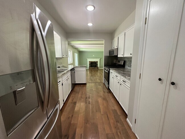 Building Photo - Large Four Bedroom Ranch in Forest Hills!