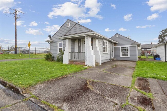 Building Photo - 704 SW 16th Ave