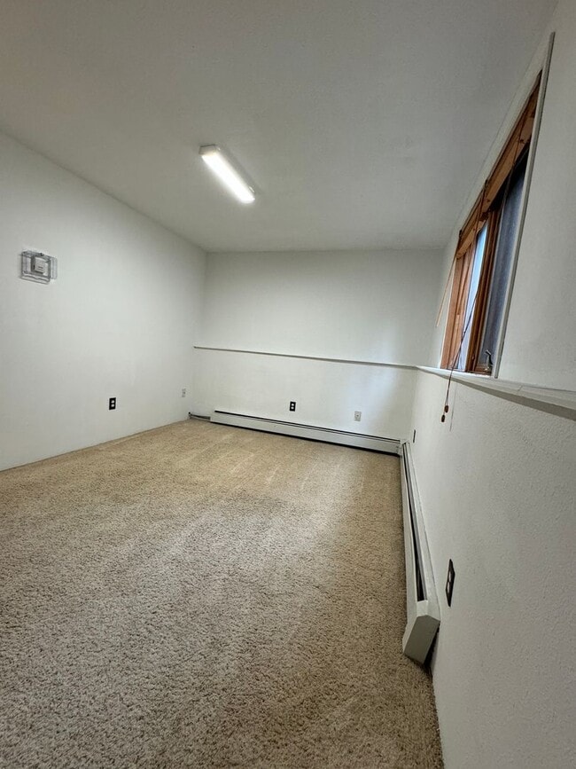 Building Photo - 3 Bedroom 1 -1/2 Bath Lower Apartment with a Shared Garage