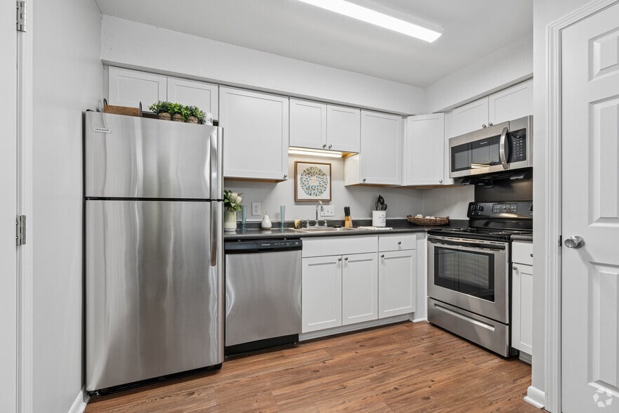 2BR,1.5BA - 980SF - Kitchen - Knollwood Townhouse Apartments