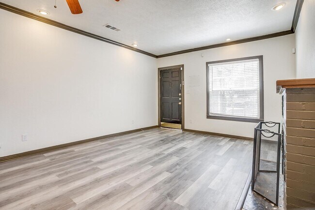 Building Photo - Well Maintained 3 Bed, 2 Bath in Establish...