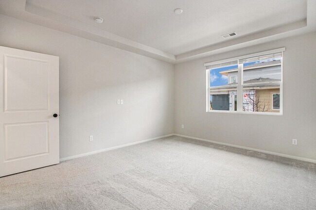 Building Photo - Luxury Rowhouse w/ Over-sized Garage