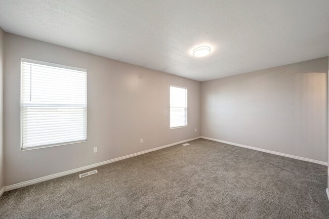 Building Photo - Modern 3 Bed, 3 Bath Home with Central Air...