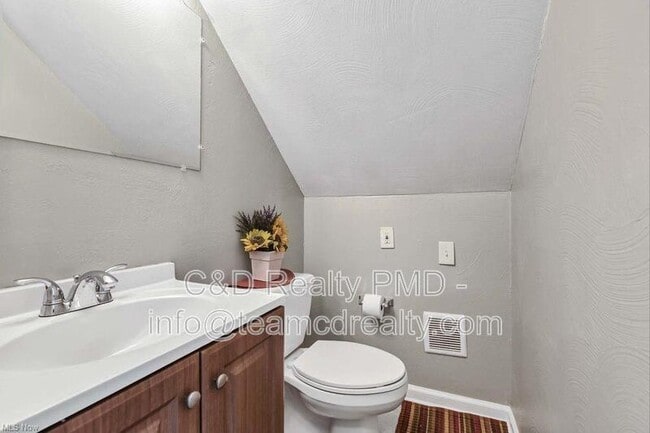 Building Photo - 640 E 261st St