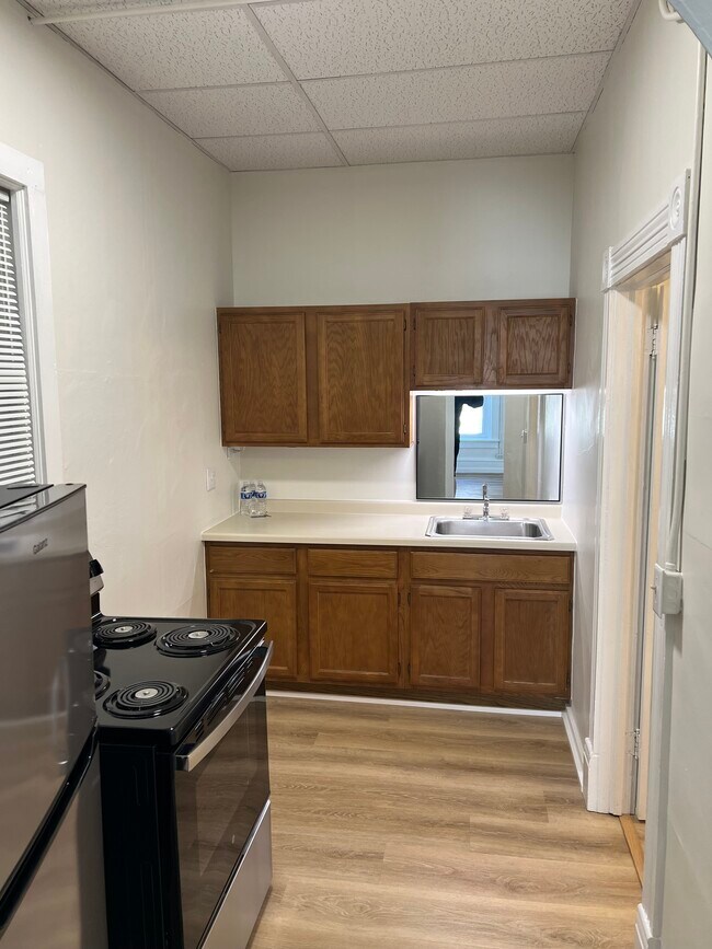 Building Photo - 113 Main St E