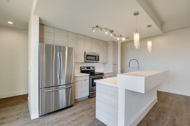 Building Photo - 604 N Bluff Dr