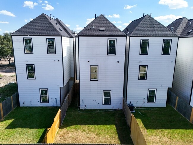 Building Photo - 6330 Del Rio St