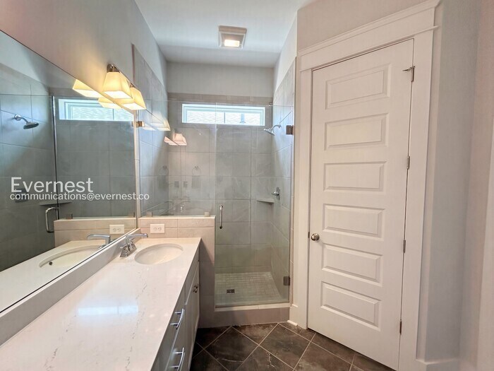 Building Photo - 640 Henry Ln