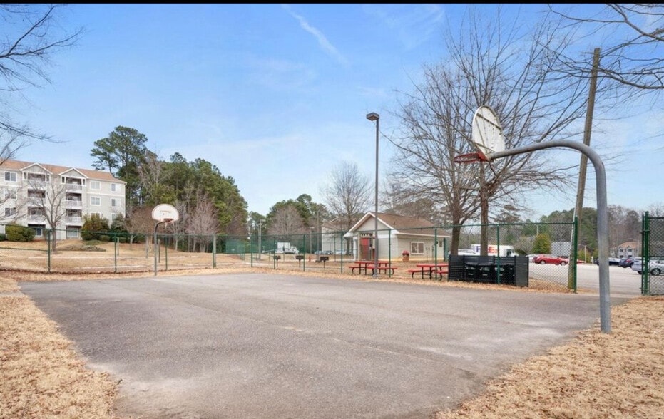 Building Photo - Room in Condo on Collegiate Cir