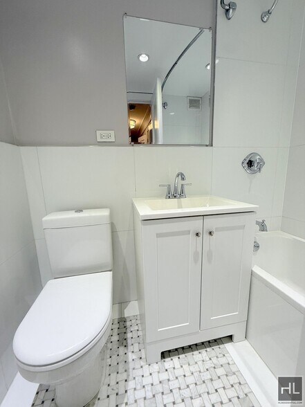 Building Photo - 2 bed 2 bath renovated with washer and dryer / Balcony / WEST 93 STREET