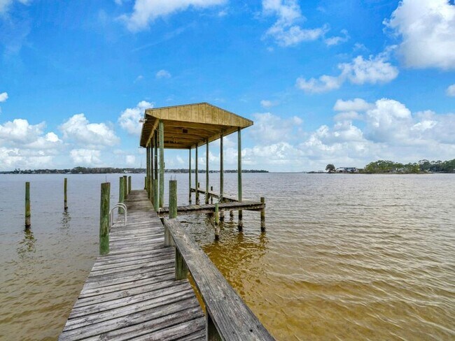 Building Photo - Waterfront Home in Niceville on the Bay wi...