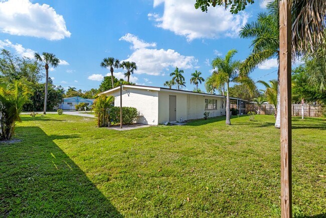 Building Photo - SFH Fort Myers 1561