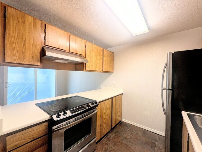 Building Photo - 2Bd/1.25Ba Shoreline Condo