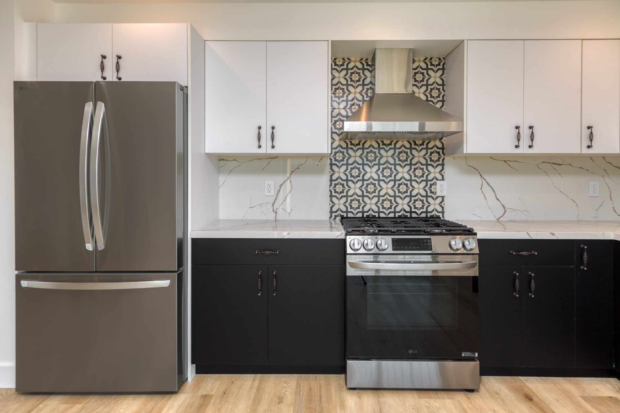 Building Photo - 854 S Sycamore Ave