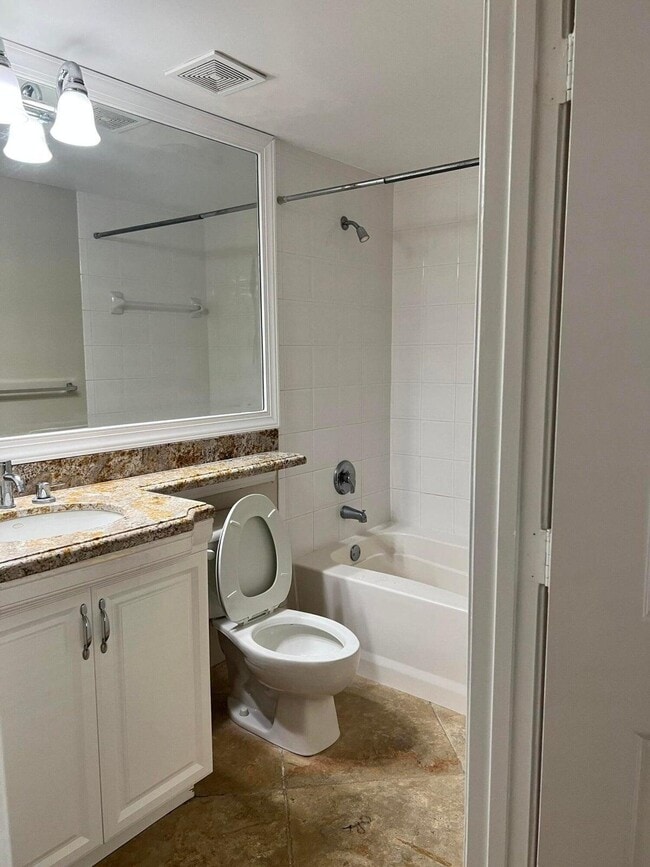 Building Photo - 720 S Sapodilla Ave