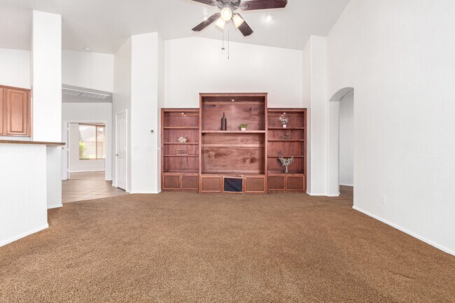 Building Photo - 4384 E Cherry Hills Dr