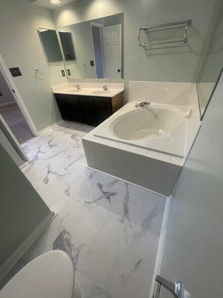 Building Photo - 16 Regency Dr