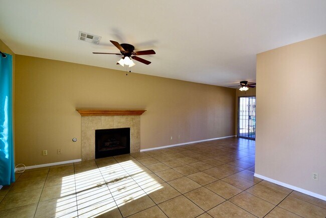 Building Photo - Spacious 2 Bedroom, 2 Bath Single-Story Home