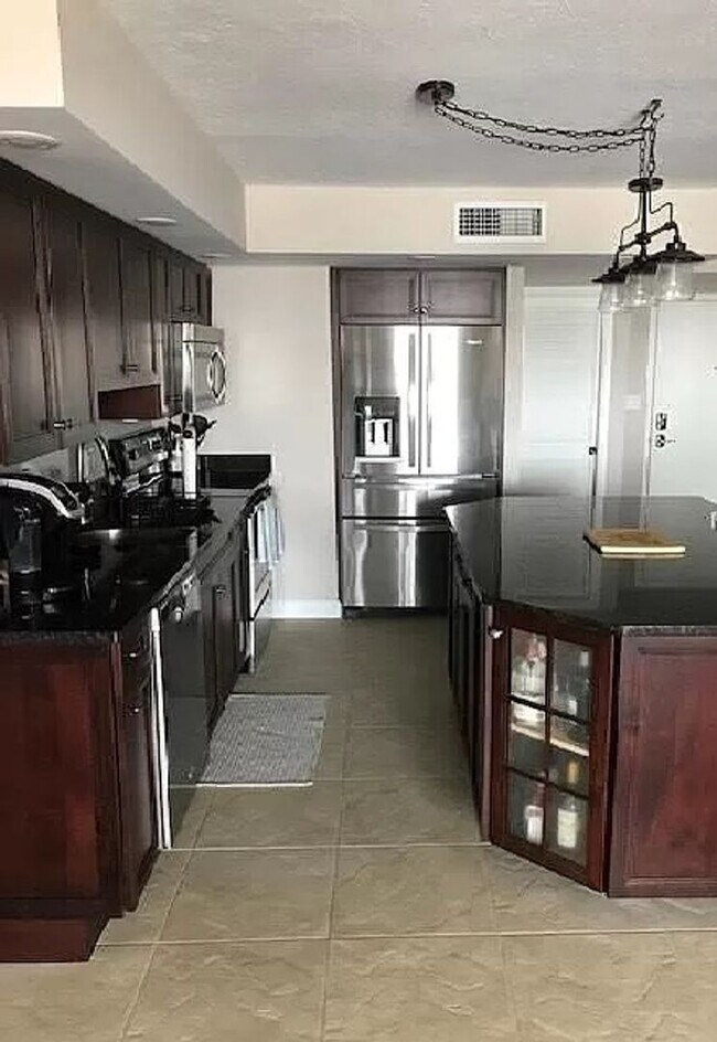 Building Photo - DOWNTOWN 15th FLOOR CONDO! 2 BEDROOM CONDO ! UPDATED! CITY VIEWS!