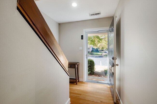Building Photo - 9154 Lakeland Dr