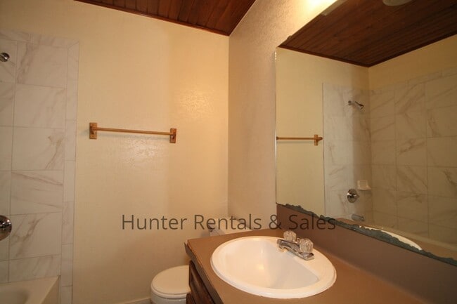 Building Photo - Country Trails Three Bedroom