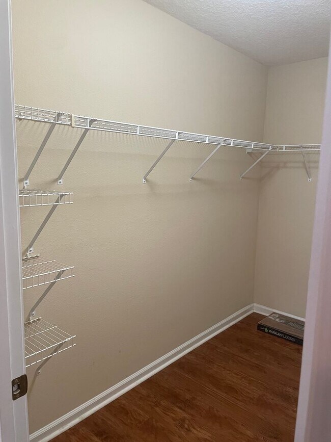 Building Photo - 2/2 Condo In Oakleaf Plantation!