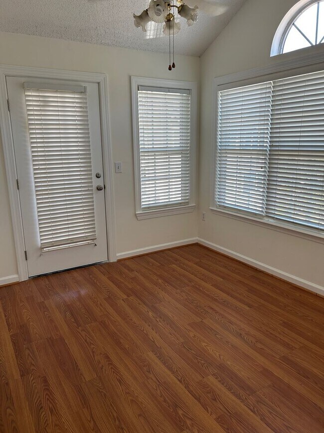 Building Photo - Rare Hoover Creek Condo with One Car Garage