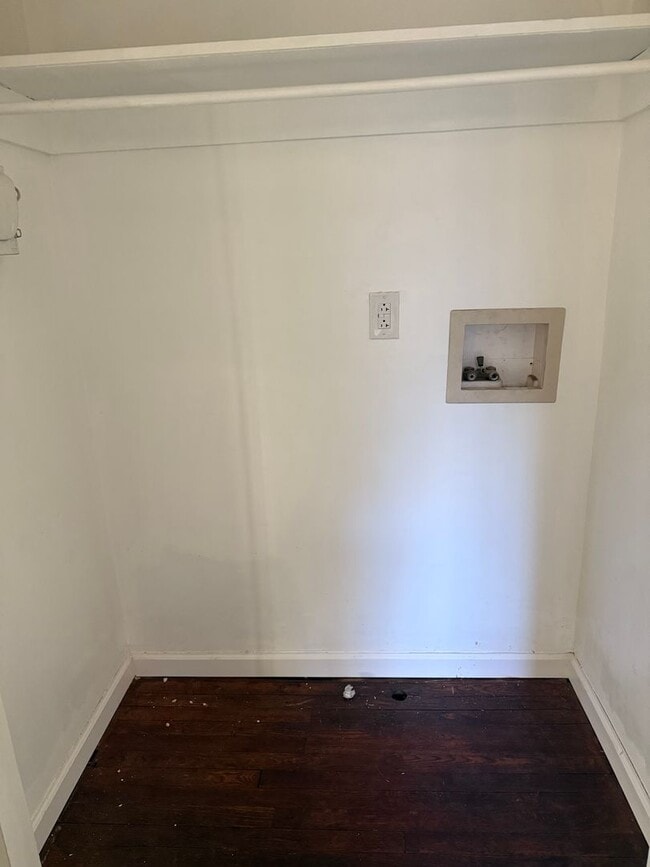 Building Photo - Updated 3 Bedroom 2 Bathroom Home