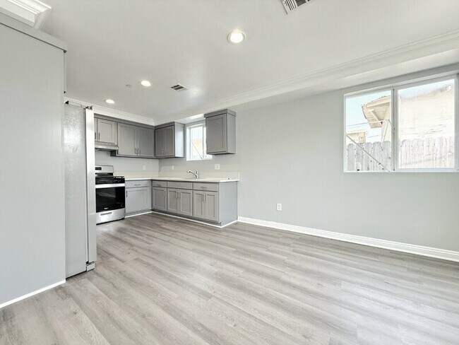 Building Photo - 322 E 55th St