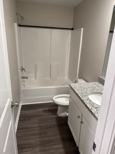 Building Photo - 448 Oakwood Dr NW