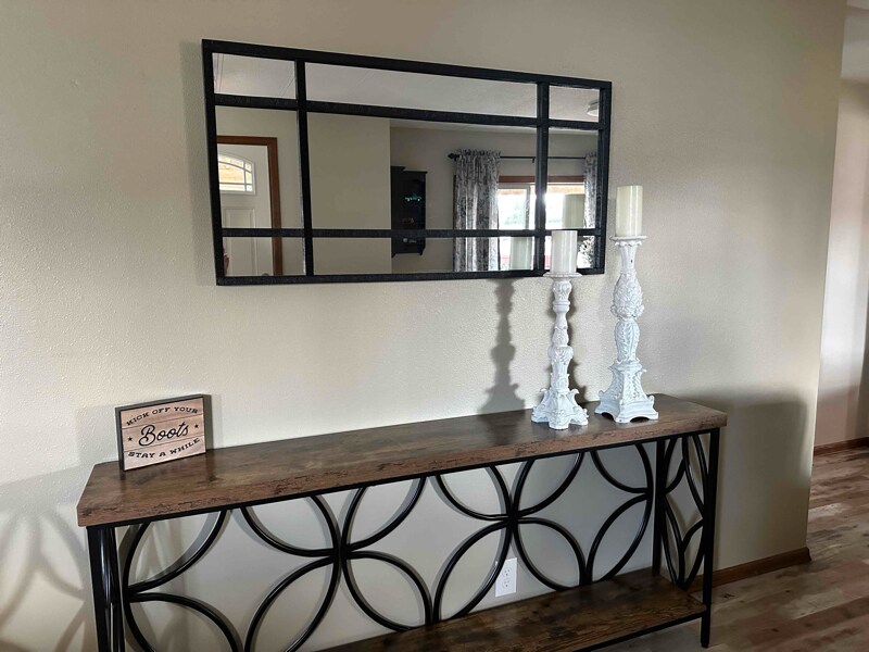 Building Photo - 712 SE Railroad Ave