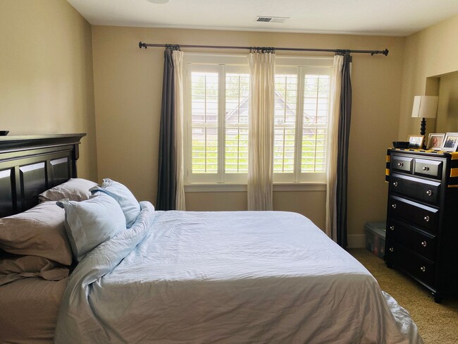 Building Photo - Incredible Custom Townhome