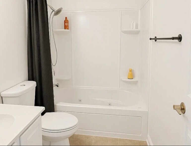 Building Photo - 1870 Tall Oaks Dr