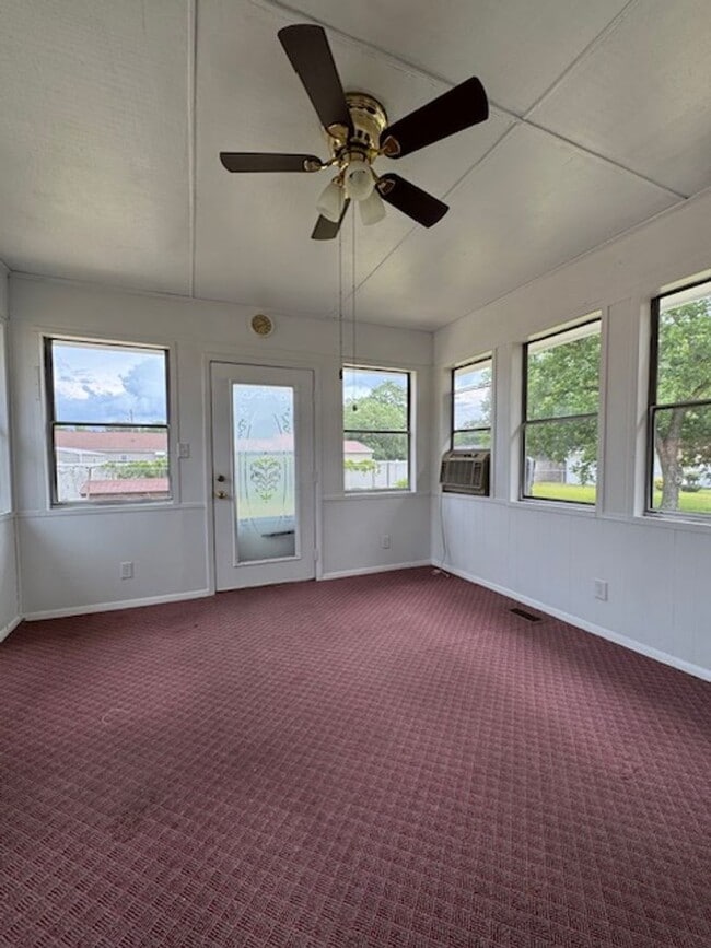 Building Photo - 709 Luther Dr