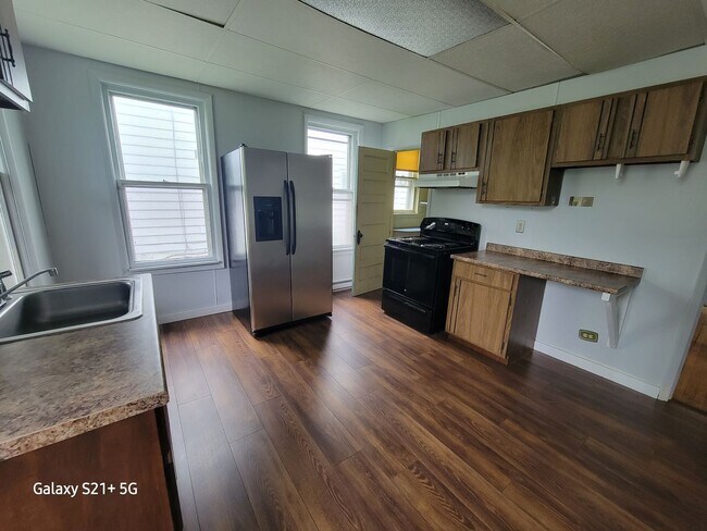Primary Photo - Spacious 3/4 bedroom on a quiet Street