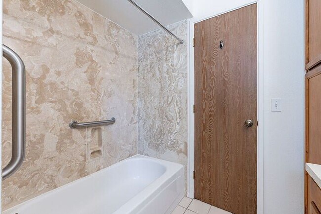 Building Photo - Pending/ Rented - Move-In Ready 2-Bed Tucs...