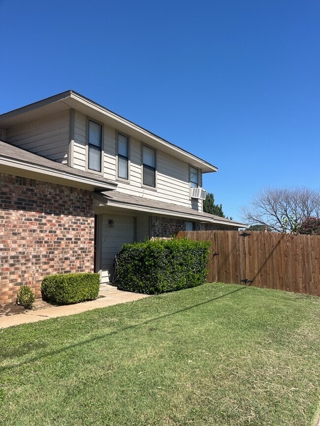 Building Photo - Corner lot Townhouse with yard! fireplace,...