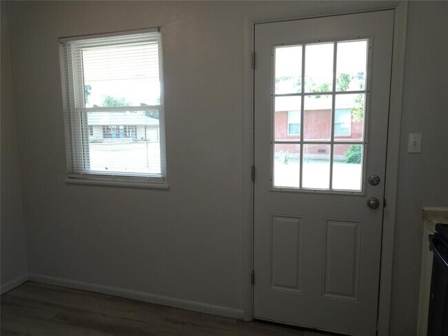 Building Photo - 2305 Maple Dr