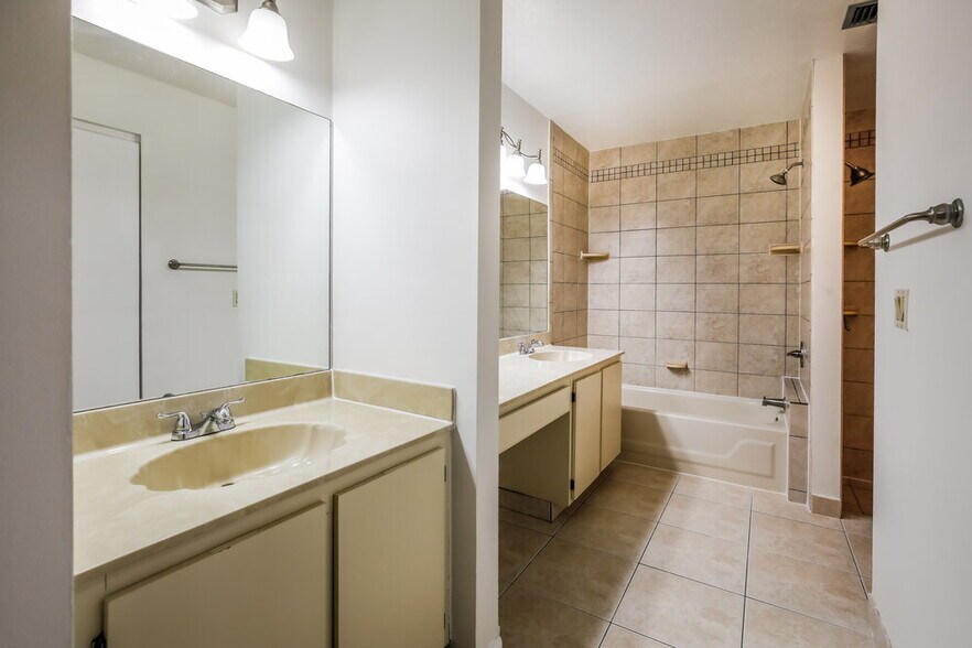 Building Photo - 578 Lakeside Cir