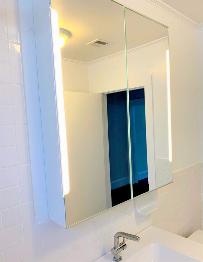 Building Photo - 98 Bristol Rd