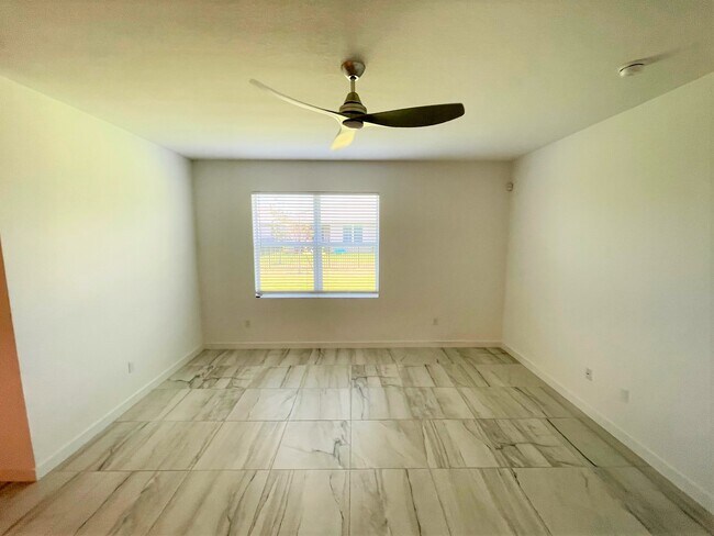Building Photo - 2951 NE Breezeway Cir