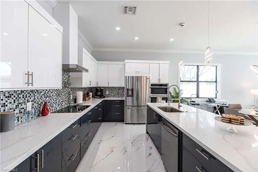 Building Photo - 656 108th Ave N