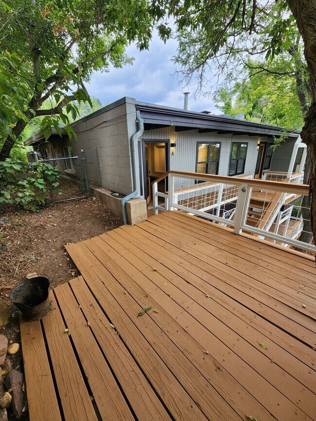 Building Photo - Beautifully Remodeled 2 bed 1 bath unit in...