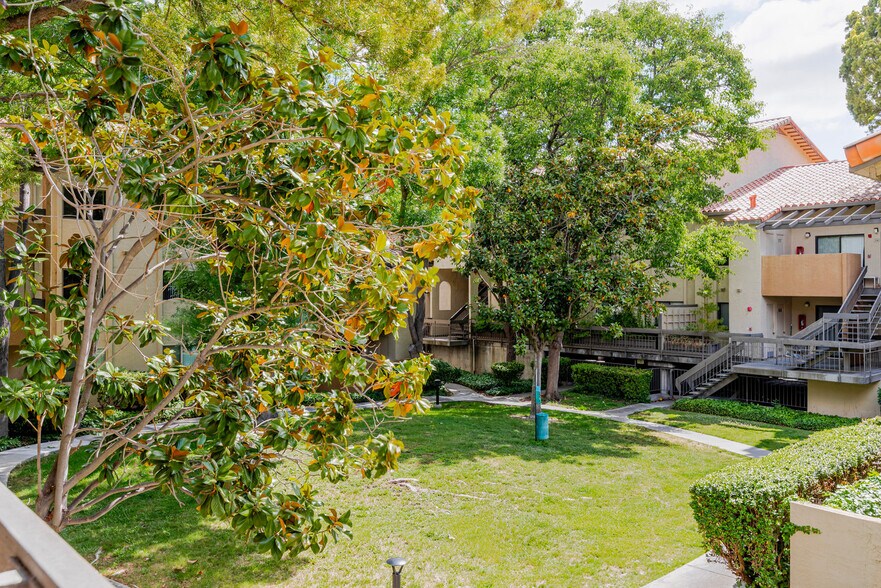 Building Photo - 1600 Villa St