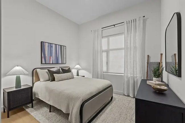 Building Photo - 1642 E 56th St