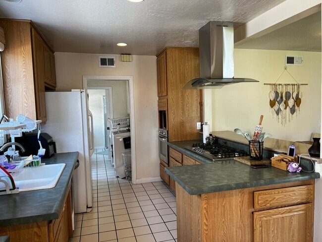 Building Photo - 4 Bedroom 2 Bath House for Rent In Whittier