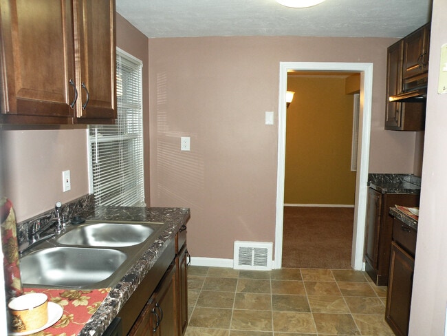 Building Photo - Renovated 3 Bedroom Colonial!